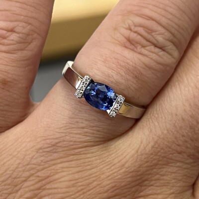 Bague Victoire en or blanc, saphir de taille ovale de 0,87 carat et diamants