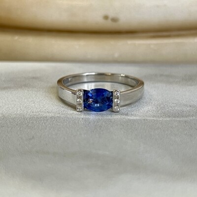 Bague Victoire en or blanc, saphir de taille ovale de 0,87 carat et diamants