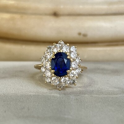 Bague Marguerite en or jaune, saphir de taille ovale de 1,80 carat et diamants pour 2,50 carats