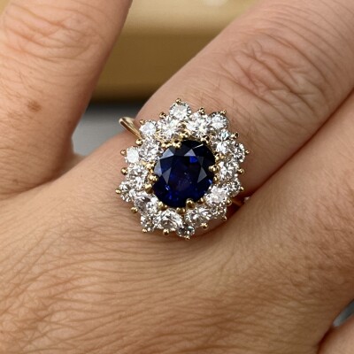 Bague Marguerite en or jaune, saphir de taille ovale de 1,80 carat et diamants pour 2,50 carats