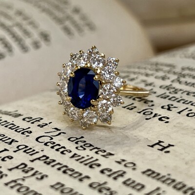 Bague Marguerite en or jaune, saphir de taille ovale de 1,80 carat et diamants pour 2,50 carats