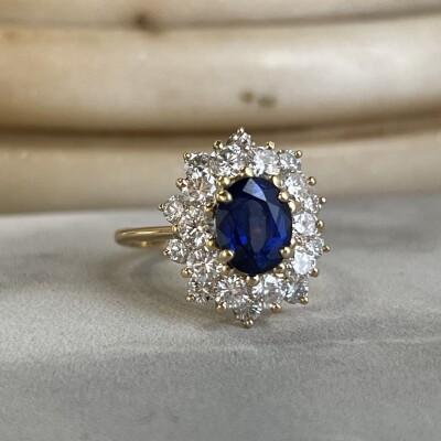 Bague Marguerite en or jaune, saphir de taille ovale de 1,80 carat et diamants pour 2,50 carats