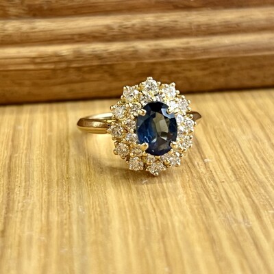 Bague Marguerite en or jaune, saphir de 1,20 carat et diamants pour 0,80 carat