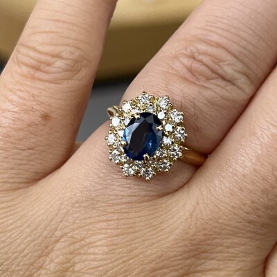 Bague Marguerite en or jaune, saphir de 1,20 carat et diamants pour 0,80 carat