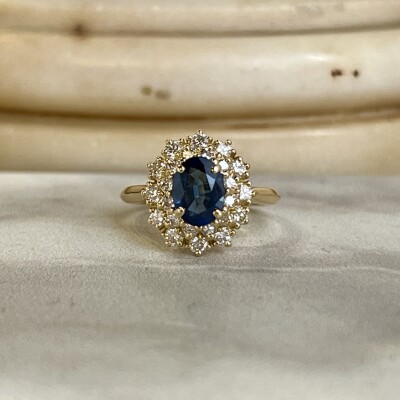Bague Marguerite en or jaune, saphir de 1,20 carat et diamants pour 0,80 carat