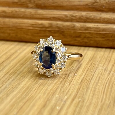 Bague Marguerite en or jaune, saphir de 1,20 carat et diamants pour 0,80 carat