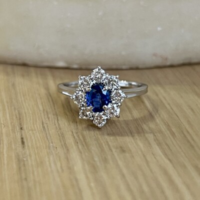 Bague Marguerite en or blanc, saphir de taille ovale de 0,50 carat et diamants pour 0,80 carat