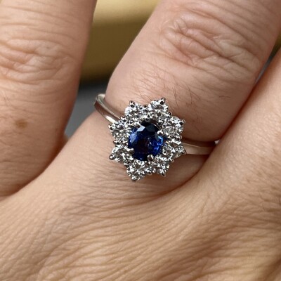 Bague Marguerite en or blanc, saphir de taille ovale de 0,50 carat et diamants pour 0,80 carat