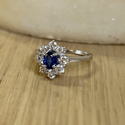 Bague Marguerite en or blanc, saphir de taille ovale de 0,50 carat et diamants pour 0,80 carat