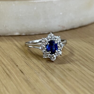 Bague Marguerite en or blanc, saphir de taille ovale de 0,50 carat et diamants pour 0,80 carat