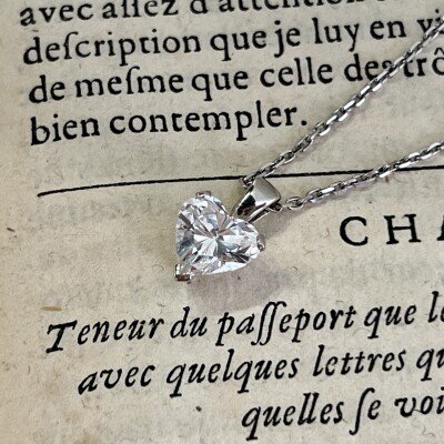 Pendentif Cœur en or blanc et diamant de taille cœur de 2,42 carats extra blanc F SI1