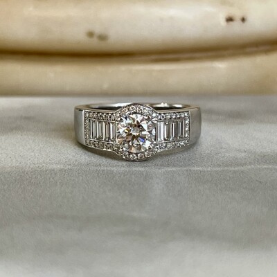 Bague Traviata en or blanc, diamant de 0,80 carat extra blanc G SI1, diamants de taille baguette pour 0,35 carat et diamants