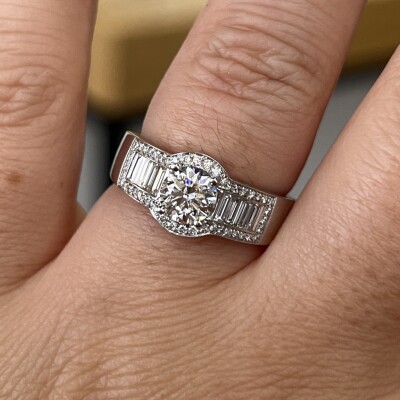 Bague Traviata en or blanc, diamant de 0,80 carat extra blanc G SI1, diamants de taille baguette pour 0,35 carat et diamants