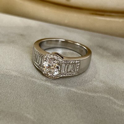 Bague Traviata en or blanc, diamant de 0,80 carat extra blanc G SI1, diamants de taille baguette pour 0,35 carat et diamants