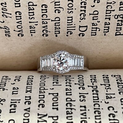 Bague Traviata en or blanc, diamant de 0,80 carat extra blanc G SI1, diamants de taille baguette pour 0,35 carat et diamants
