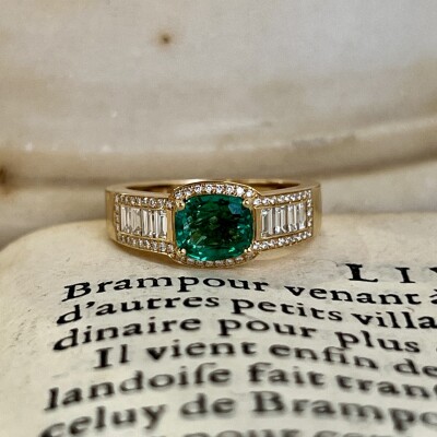 Bague Traviata en or jaune, émeraude de Zambie de 1,08 carat, diamants de taille baguette pour 0,39 carat et diamants