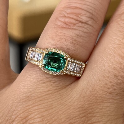Bague Traviata en or jaune, émeraude de Zambie de 1,08 carat, diamants de taille baguette pour 0,39 carat et diamants