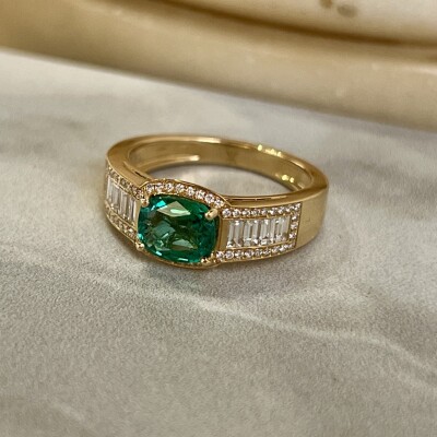 Bague Traviata en or jaune, émeraude de Zambie de 1,08 carat, diamants de taille baguette pour 0,39 carat et diamants