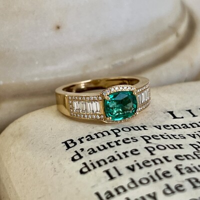 Bague Traviata en or jaune, émeraude de Zambie de 1,08 carat, diamants de taille baguette pour 0,39 carat et diamants