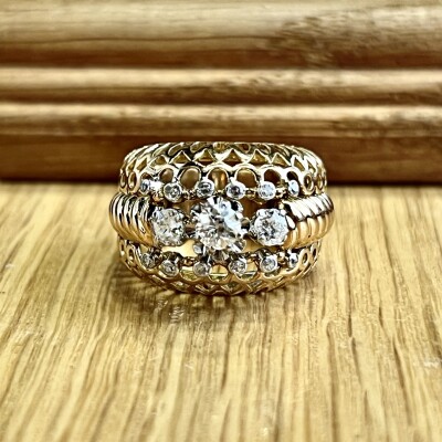 Bague Dôme en or jaune, platine, diamant de taille ancienne de 0,40 carat, diamants de taille ancienne pour 0,30 carat et diamants vers 1960