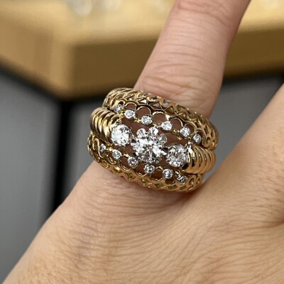 Bague Dôme en or jaune, platine, diamant de taille ancienne de 0,40 carat, diamants de taille ancienne pour 0,30 carat et diamants vers 1960