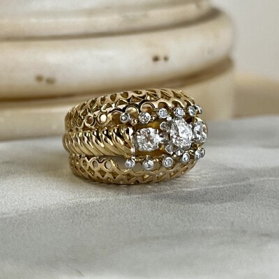 Bague Dôme en or jaune, platine, diamant de taille ancienne de 0,40 carat, diamants de taille ancienne pour 0,30 carat et diamants vers 1960