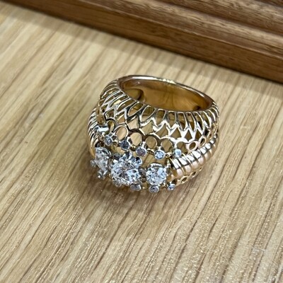 Bague Dôme en or jaune, platine, diamant de taille ancienne de 0,40 carat, diamants de taille ancienne pour 0,30 carat et diamants vers 1960