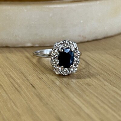 Bague Marguerite en or blanc, saphir de 0,80 carat et diamants pour 1 carat