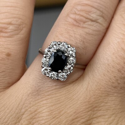 Bague Marguerite en or blanc, saphir de 0,80 carat et diamants pour 1 carat