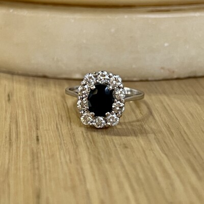 Bague Marguerite en or blanc, saphir de 0,80 carat et diamants pour 1 carat