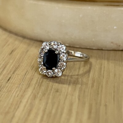 Bague Marguerite en or blanc, saphir de 0,80 carat et diamants pour 1 carat