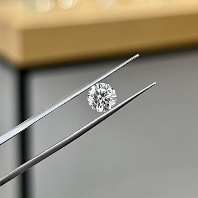 Diamant moderne de 0,83 carat blanc exceptionnel E VS2