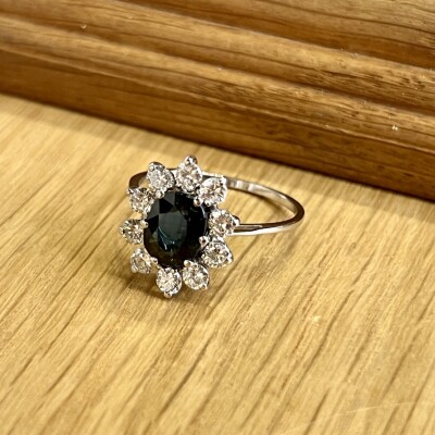 Bague Marguerite en or blanc, saphir de taille ovale de 1,20 carat et diamants pour 0,60 carat