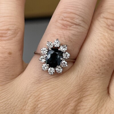 Bague Marguerite en or blanc, saphir de taille ovale de 1,20 carat et diamants pour 0,60 carat