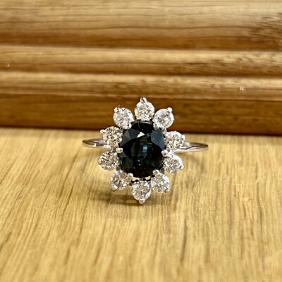 Bague Marguerite en or blanc, saphir de taille ovale de 1,20 carat et diamants pour 0,60 carat