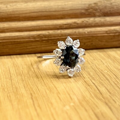 Bague Marguerite en or blanc, saphir de taille ovale de 1,20 carat et diamants pour 0,60 carat