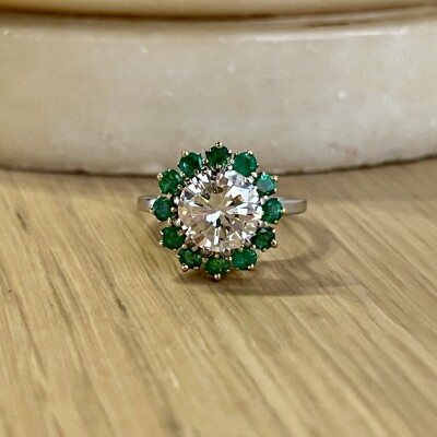 Bague Marguerite en or blanc et or jaune, diamant de 2,10 carats et émeraudes pour 0,60 carat