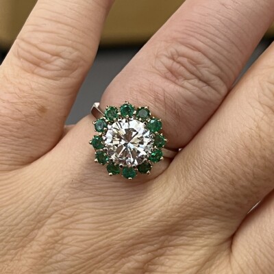 Bague Marguerite en or blanc et or jaune, diamant de 2,10 carats et émeraudes pour 0,60 carat