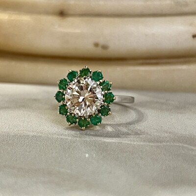 Bague Marguerite en or blanc et or jaune, diamant de 2,10 carats et émeraudes pour 0,60 carat