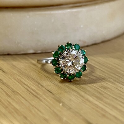 Bague Marguerite en or blanc et or jaune, diamant de 2,10 carats et émeraudes pour 0,60 carat