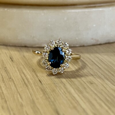 Bague Marguerite en or jaune, saphir de taille ovale de 0,80 carat et diamants pour 0,60 carat