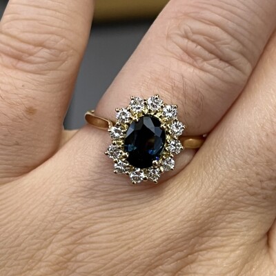 Bague Marguerite en or jaune, saphir de taille ovale de 0,80 carat et diamants pour 0,60 carat