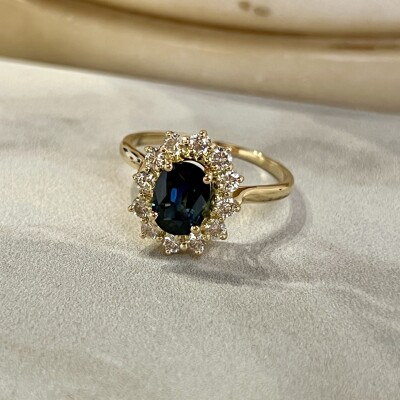Bague Marguerite en or jaune, saphir de taille ovale de 0,80 carat et diamants pour 0,60 carat