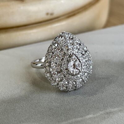 Bague Corsica en or blanc et diamants taille marquise, baguette et diamants pour 2,70 carats