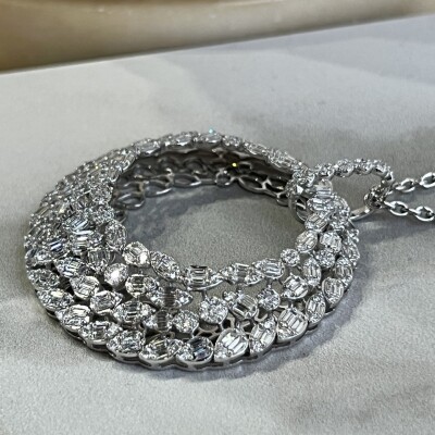 Collier Corsica en or blanc et diamants taille baguette et diamants pour 4,70 carats