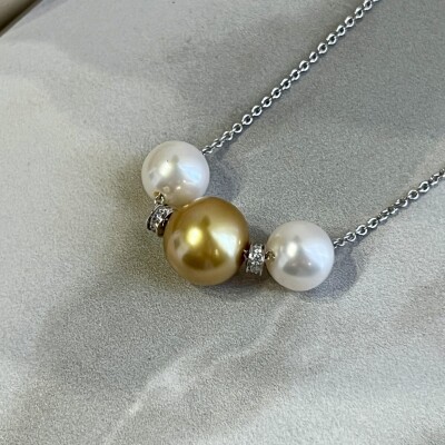 Collier Galaxy en or blanc, perle gold, perles d’eau douce blanches et diamants