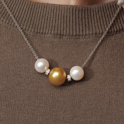 Collier Galaxy en or blanc, perle gold, perles d’eau douce blanches et diamants