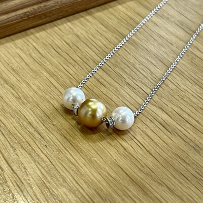Collier Galaxy en or blanc, perle gold, perles d’eau douce blanches et diamants