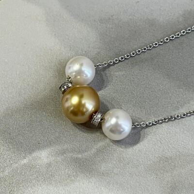Collier Galaxy en or blanc, perle gold, perles d’eau douce blanches et diamants