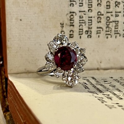 Bague Marquise en or blanc, rubis du Siam rouge intense de taille ovale de 1,90 carat, diamants marquise pour 0,60 carat et diamants pour 1,40 carat